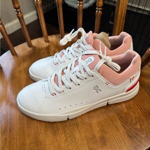 On Running Roger’s Women’s shoes